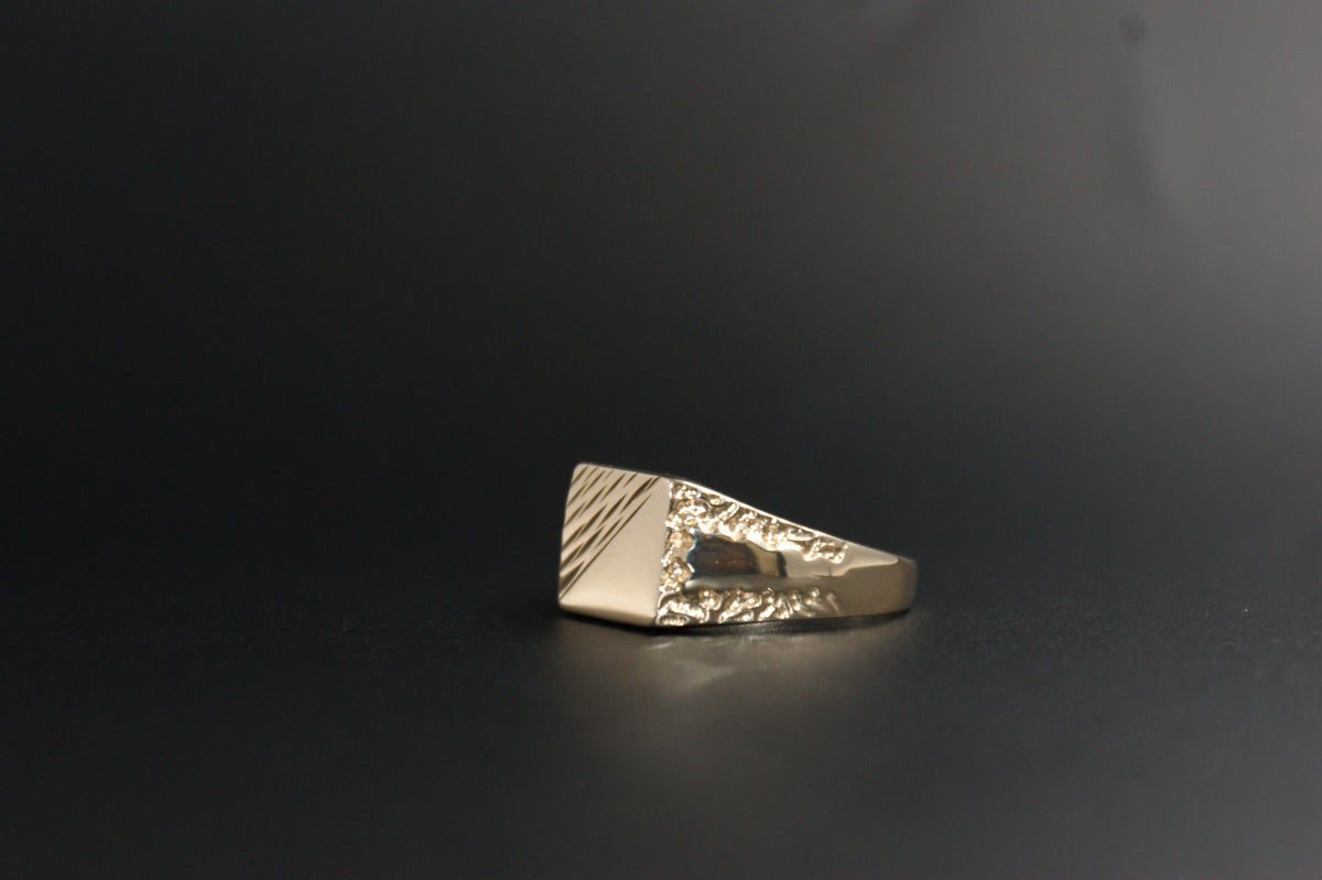 0103- 9ct pattern signet ring.
