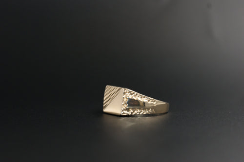 0103- 9ct pattern signet ring.