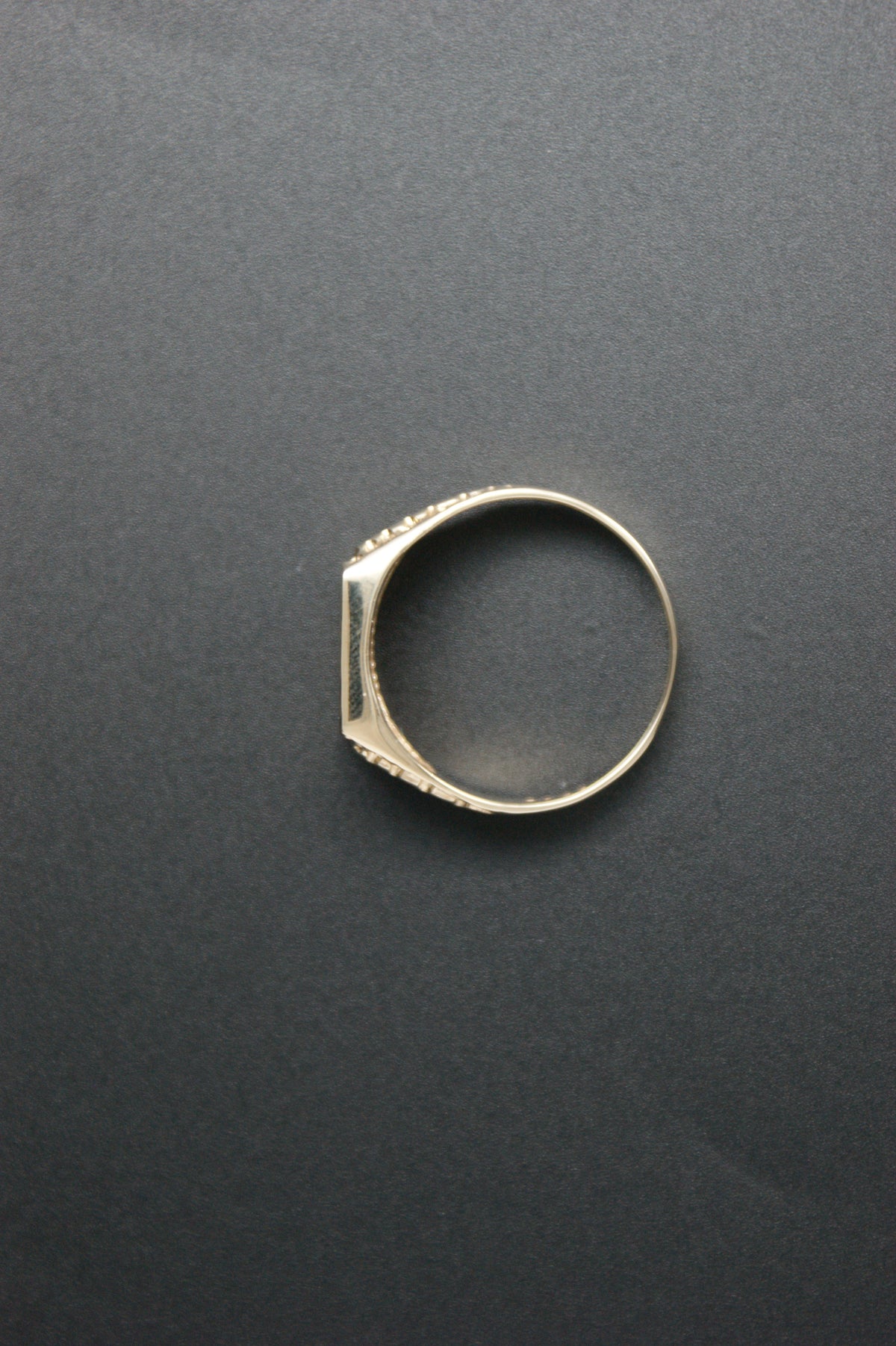 0103- 9ct pattern signet ring.