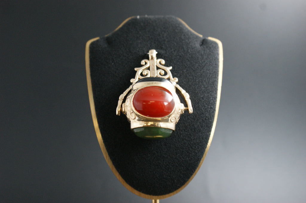 0104- 9ct spinner fob pendant.