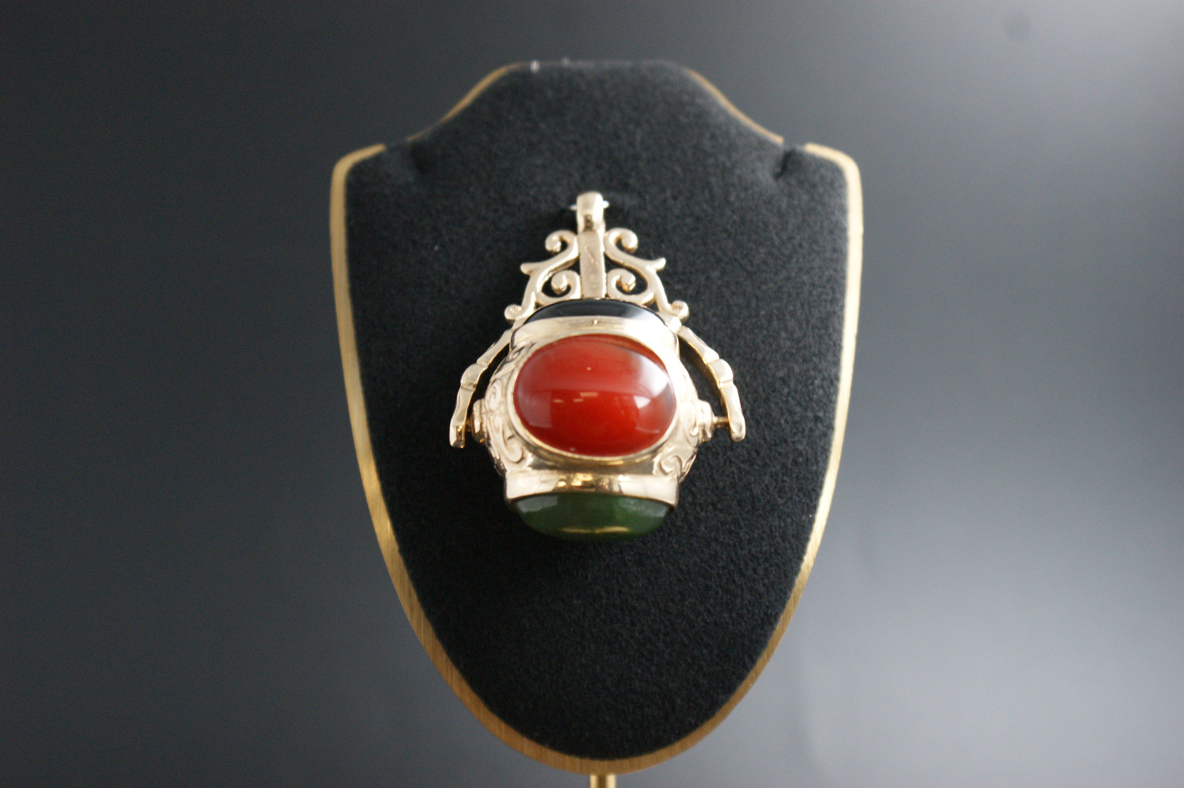 0104- 9ct spinner fob pendant.