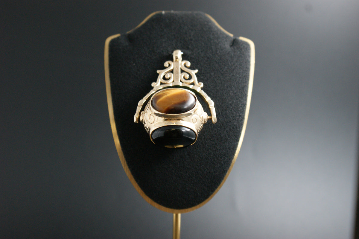0104- 9ct spinner fob pendant.
