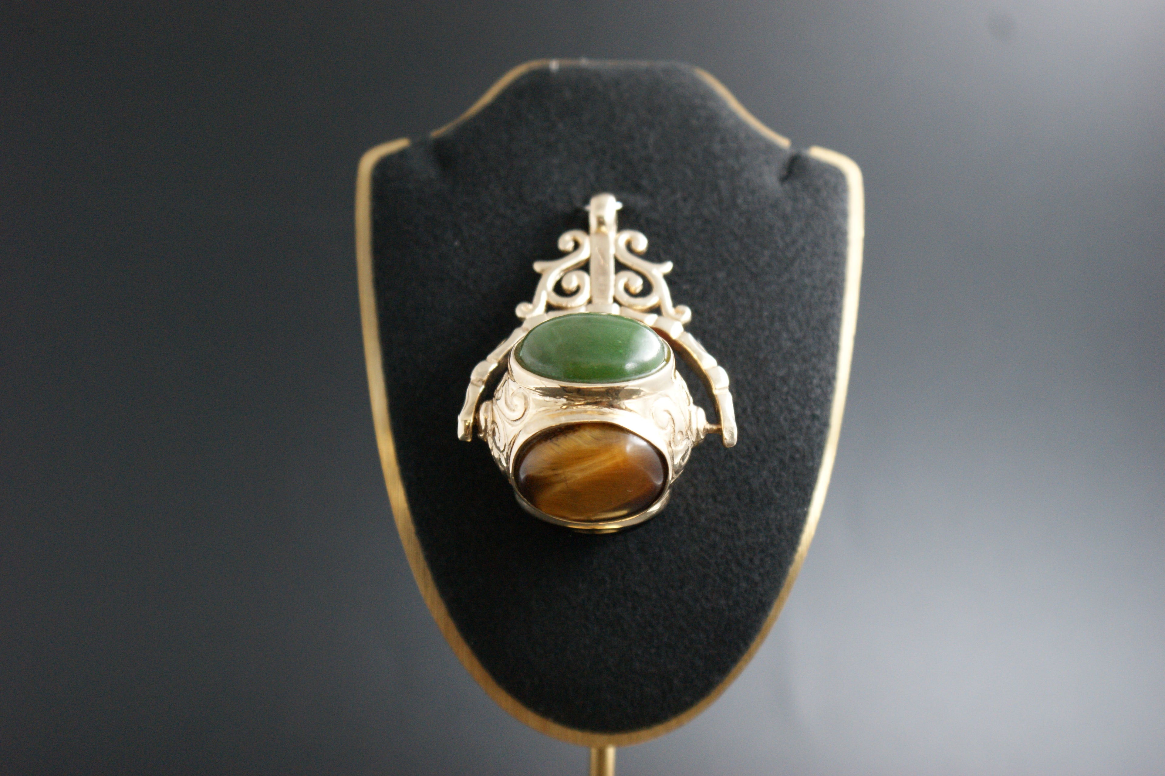 0104- 9ct spinner fob pendant.