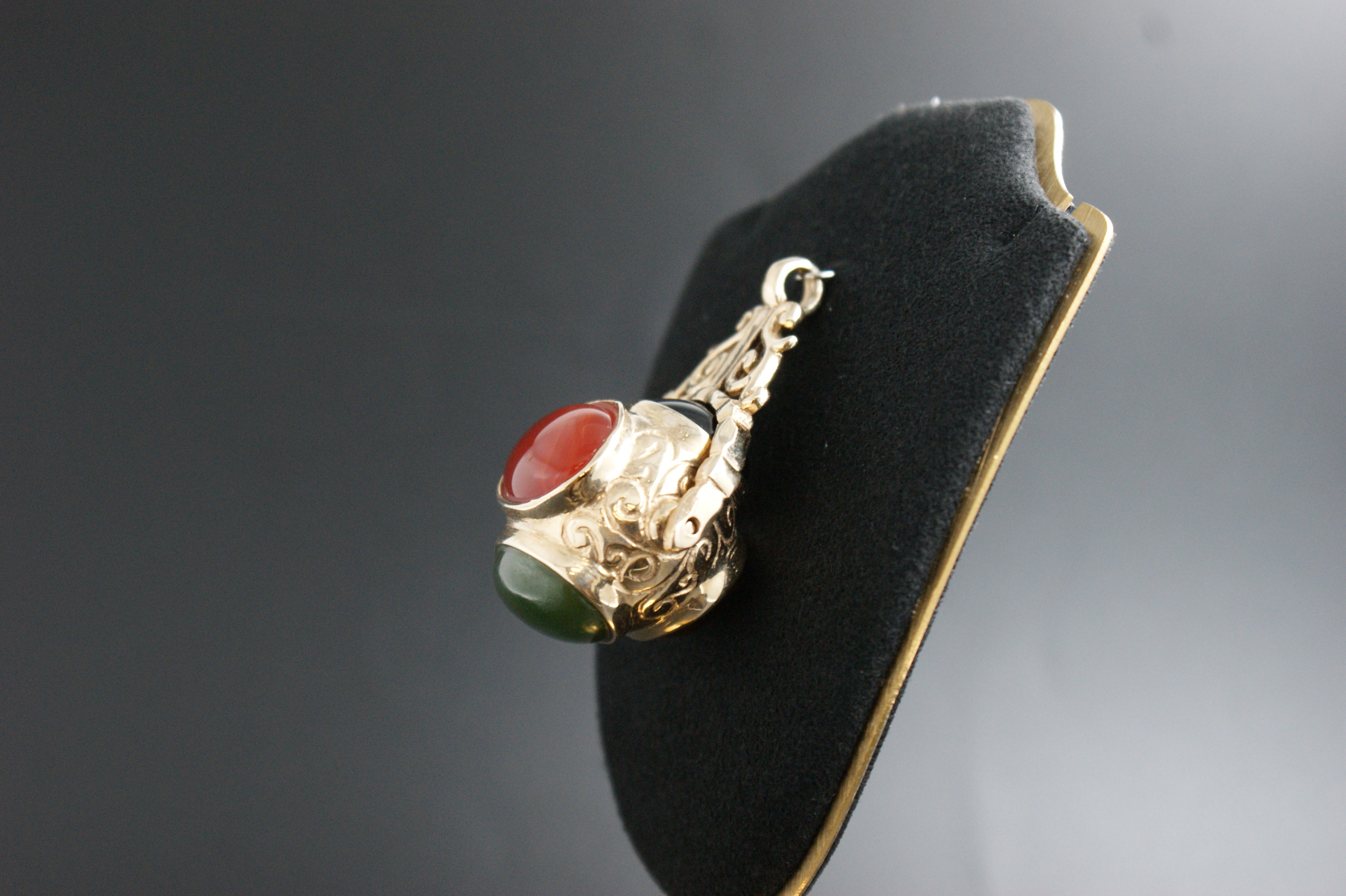 0104- 9ct spinner fob pendant.