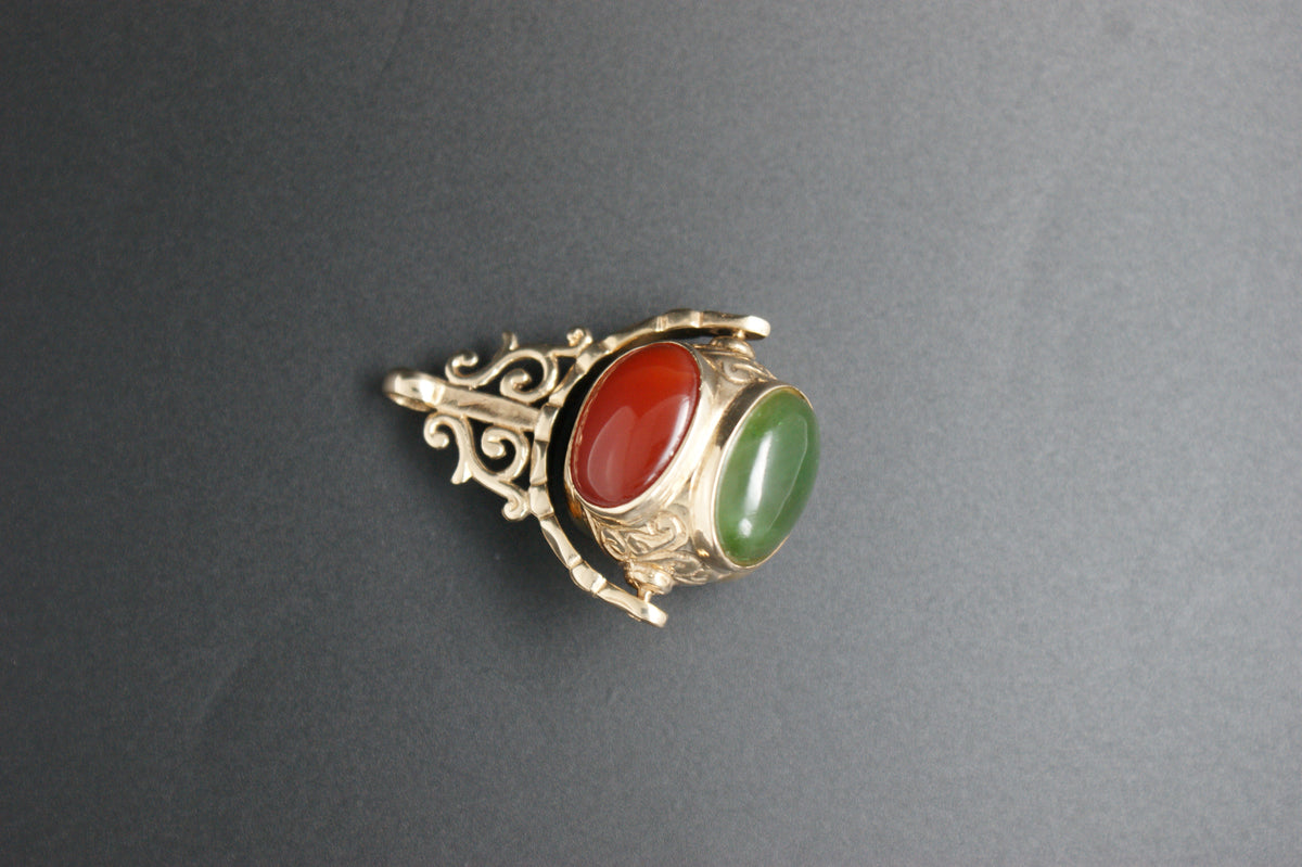 0104- 9ct spinner fob pendant.
