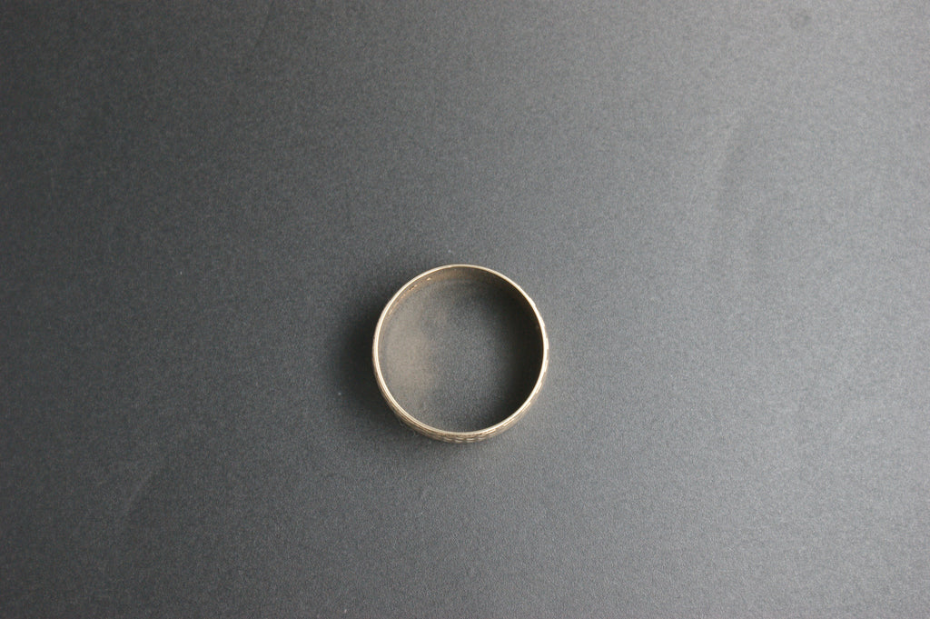 0110- 9cy yellow gold patterned Band.