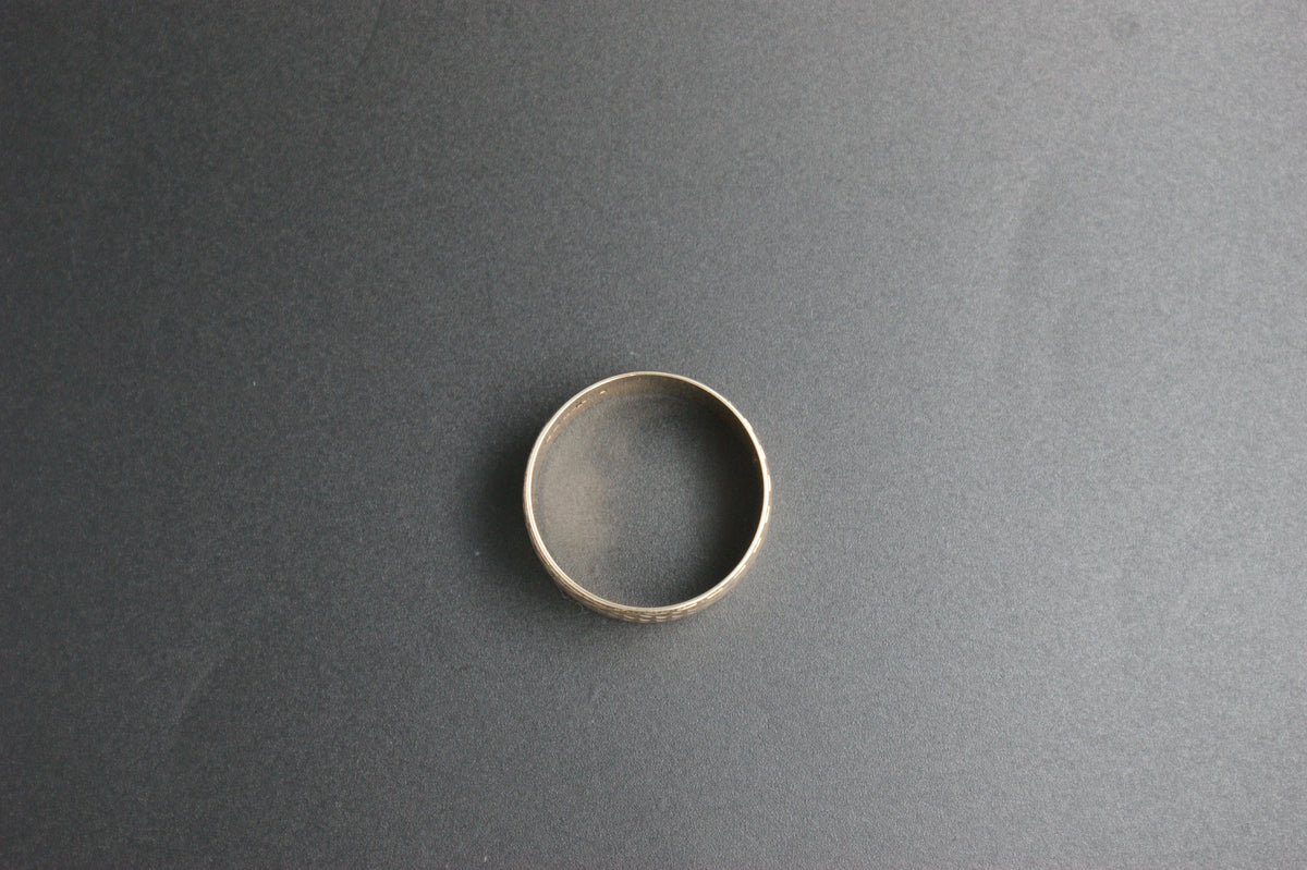 0110- 9cy yellow gold patterned Band.