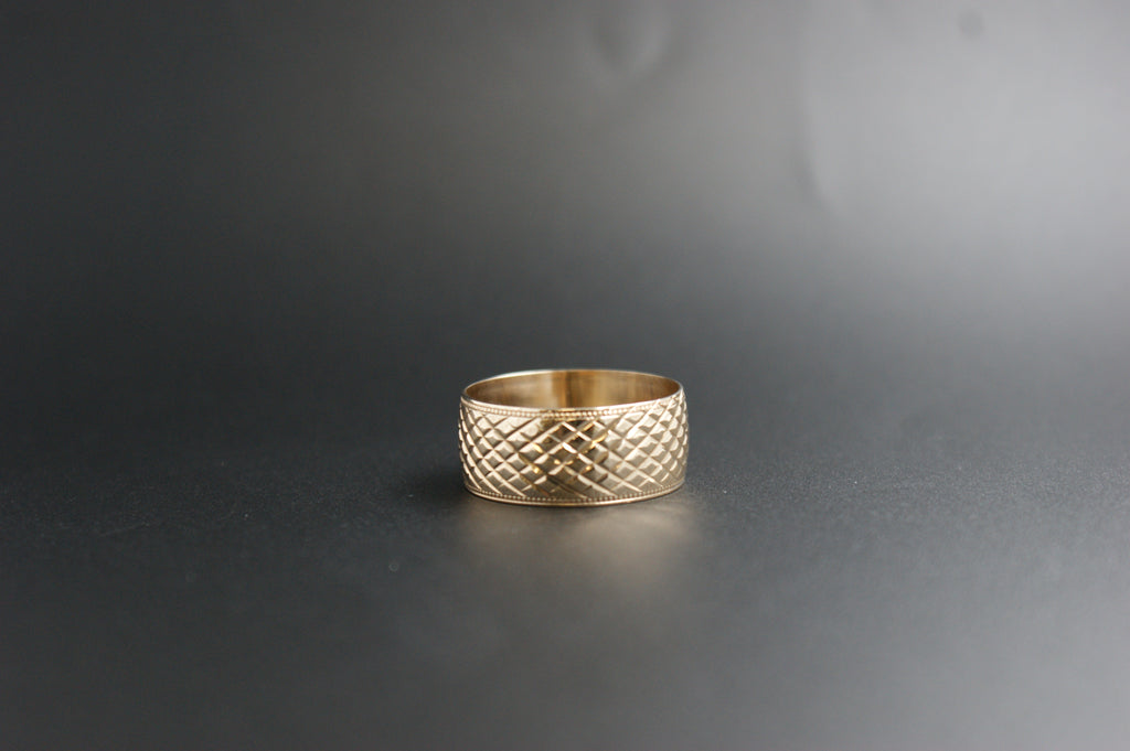 0110- 9cy yellow gold patterned Band.