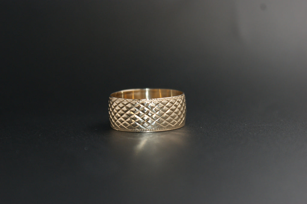 0110- 9cy yellow gold patterned Band.