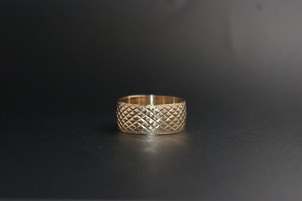 0110- 9cy yellow gold patterned Band.