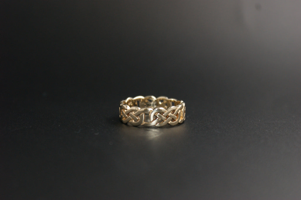 0111- 9ct Celtic band.
