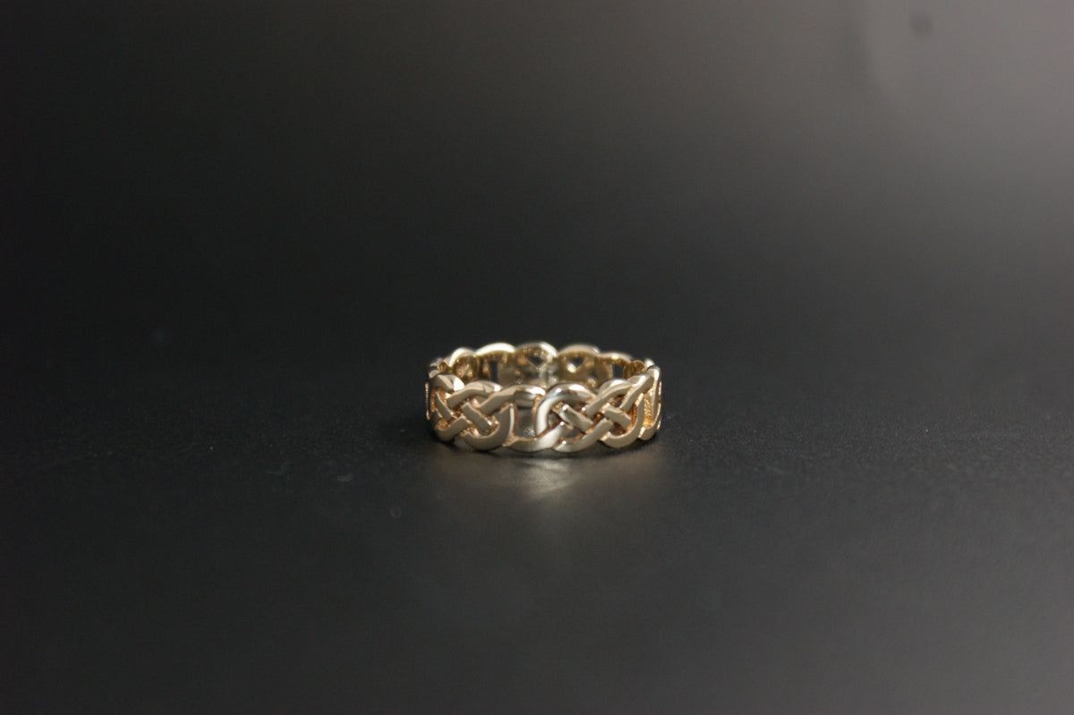 0111- 9ct Celtic band.