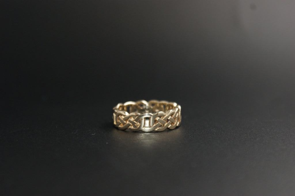0111- 9ct Celtic band.