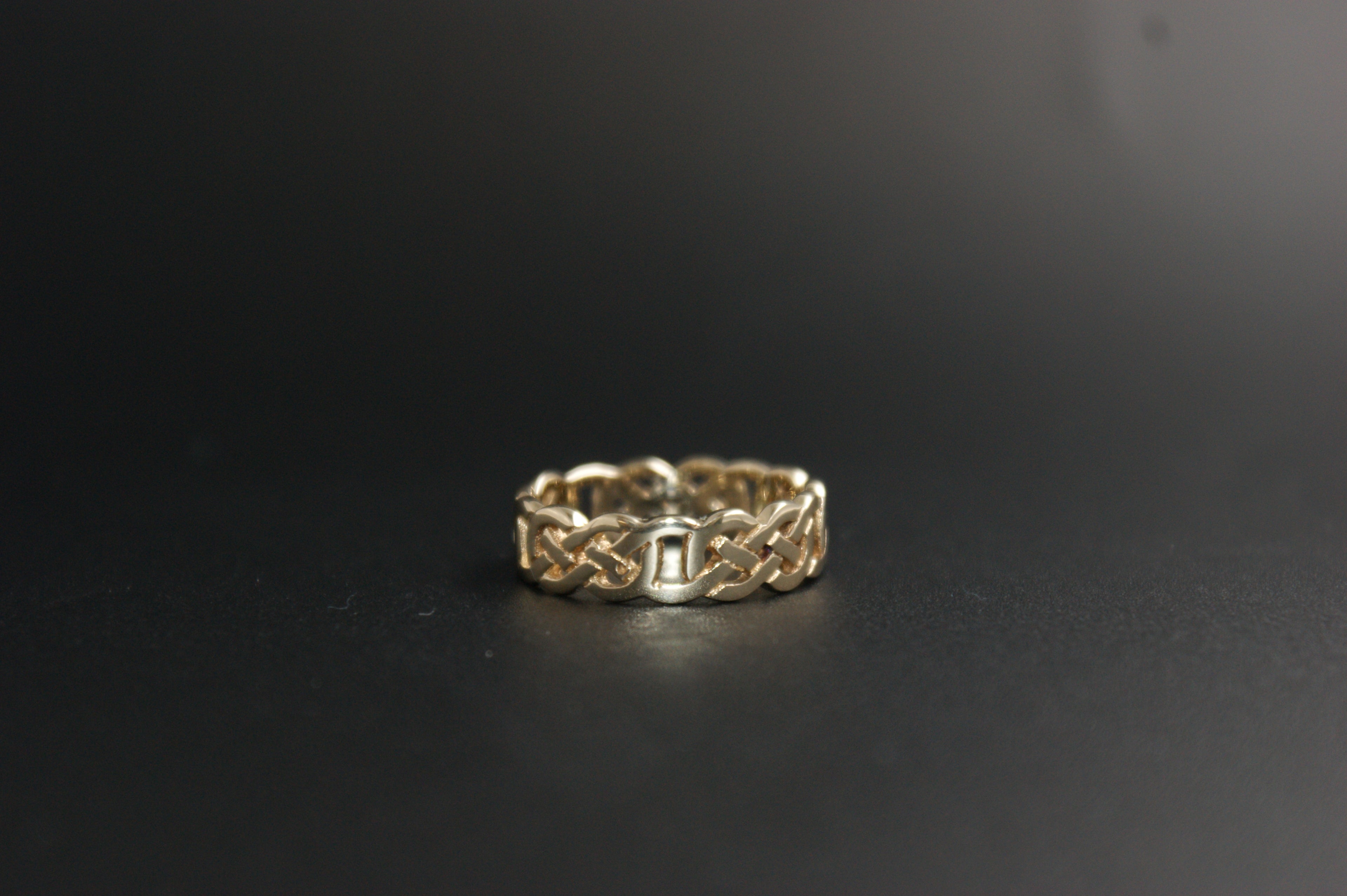 0111- 9ct Celtic band.