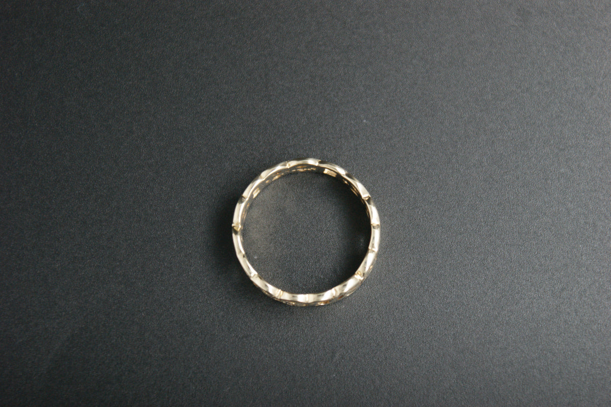 0111- 9ct Celtic band.