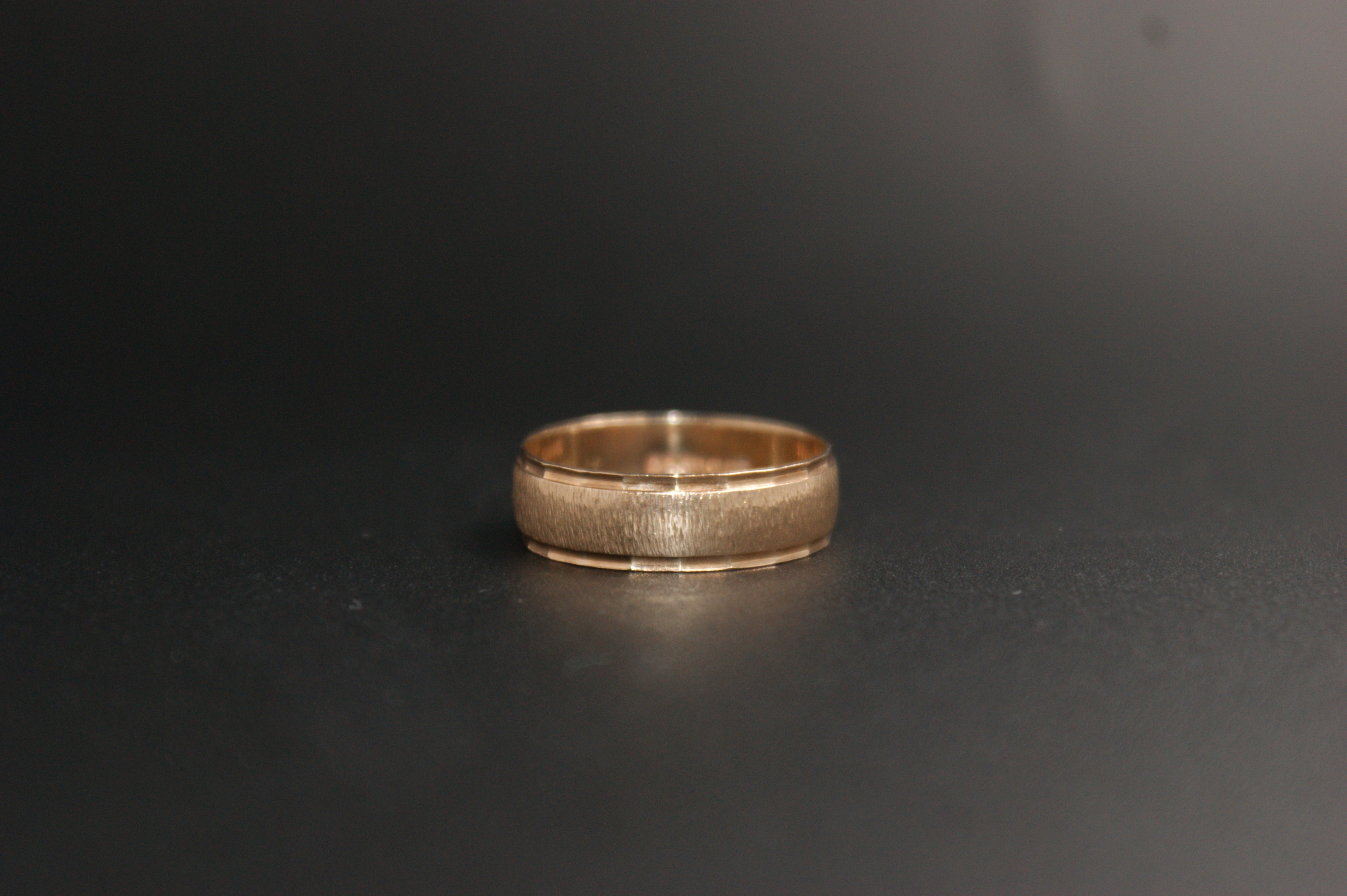 0114-9ct Gold brushed & Polished Patterned Wedding Ring