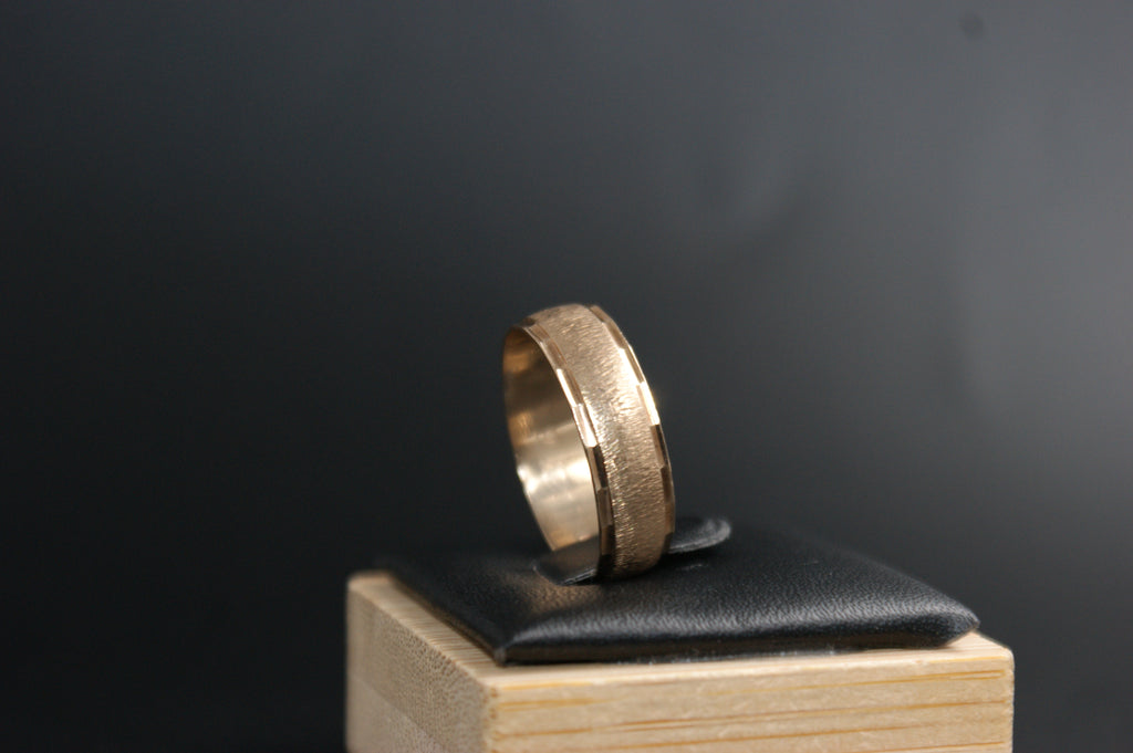 0114-9ct Gold brushed & Polished Patterned Wedding Ring