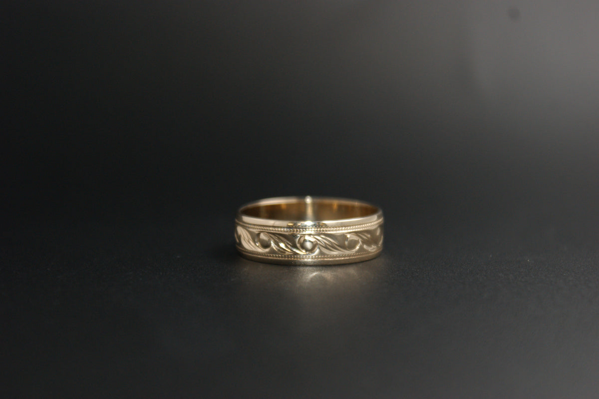 0116- 9ct Gold Engraved Scroll Patterned Wedding Ring