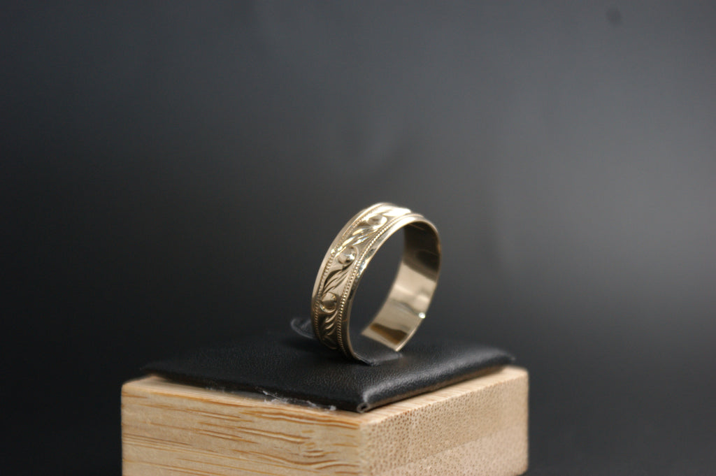 0116- 9ct Gold Engraved Scroll Patterned Wedding Ring