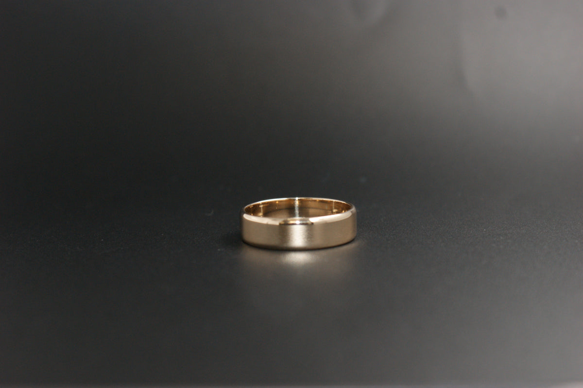 0117- 9ct plain wedding band.