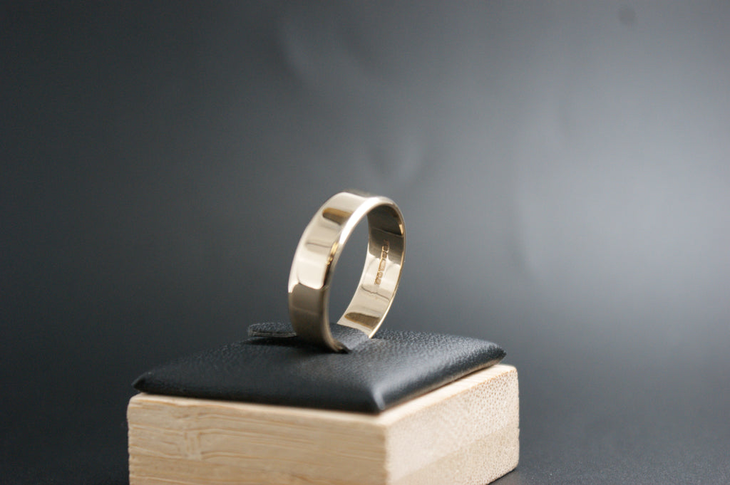 0117- 9ct plain wedding band.