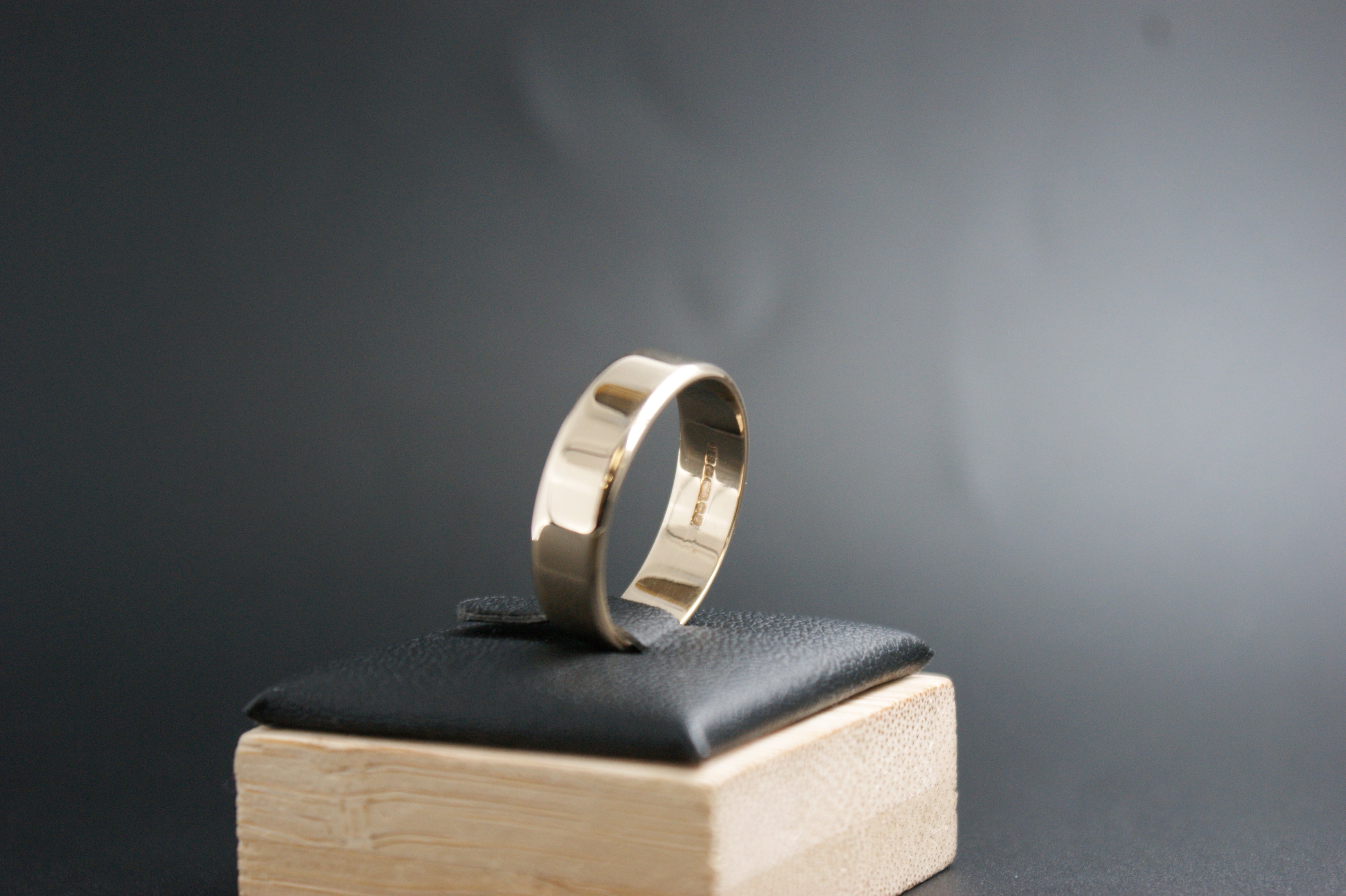 0117- 9ct plain wedding band.