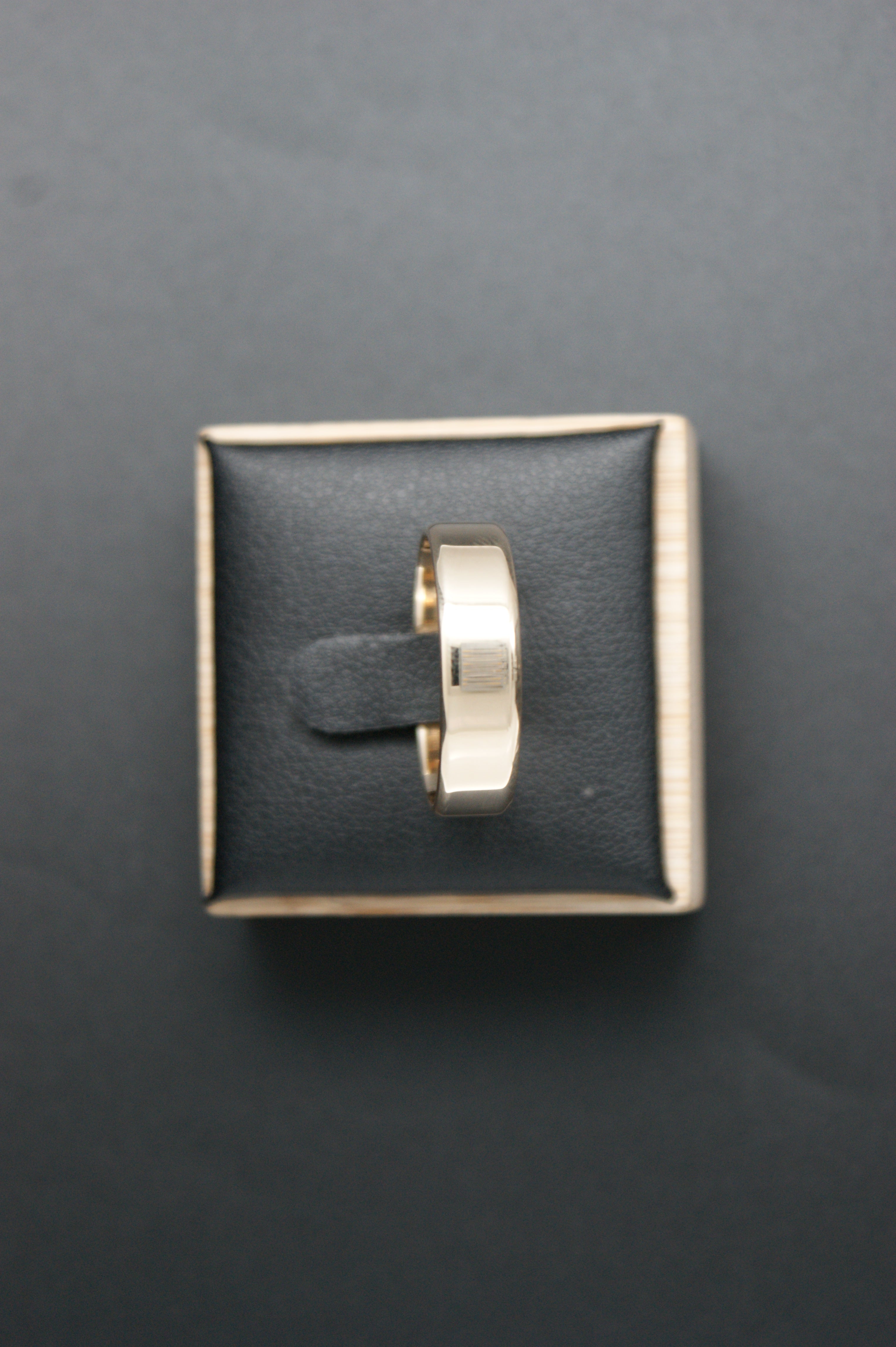 0117- 9ct plain wedding band.