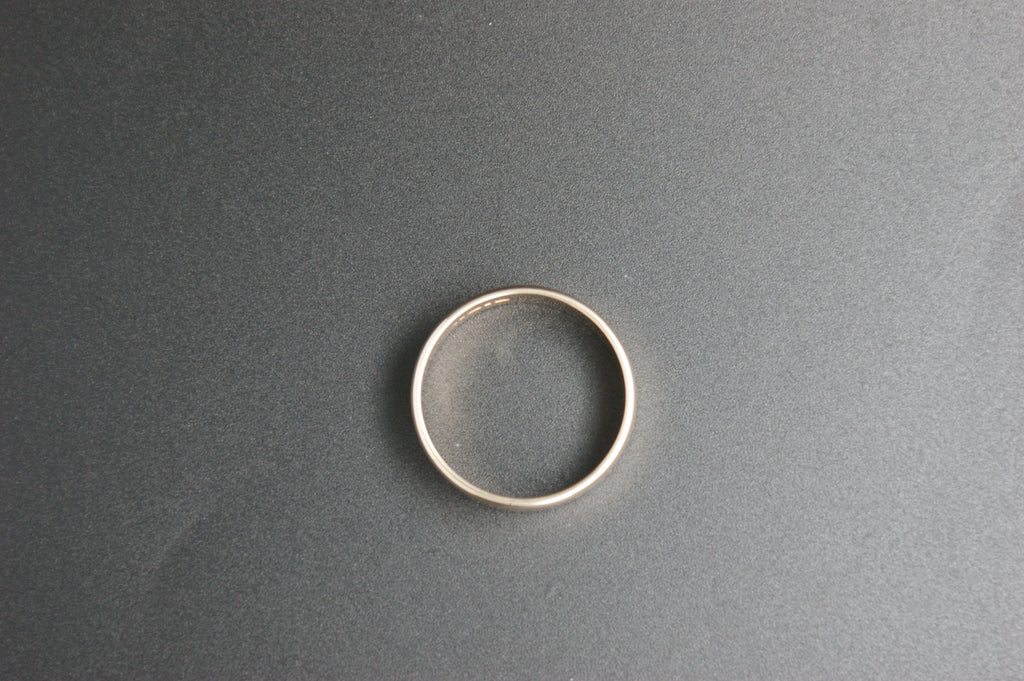 0117- 9ct plain wedding band.