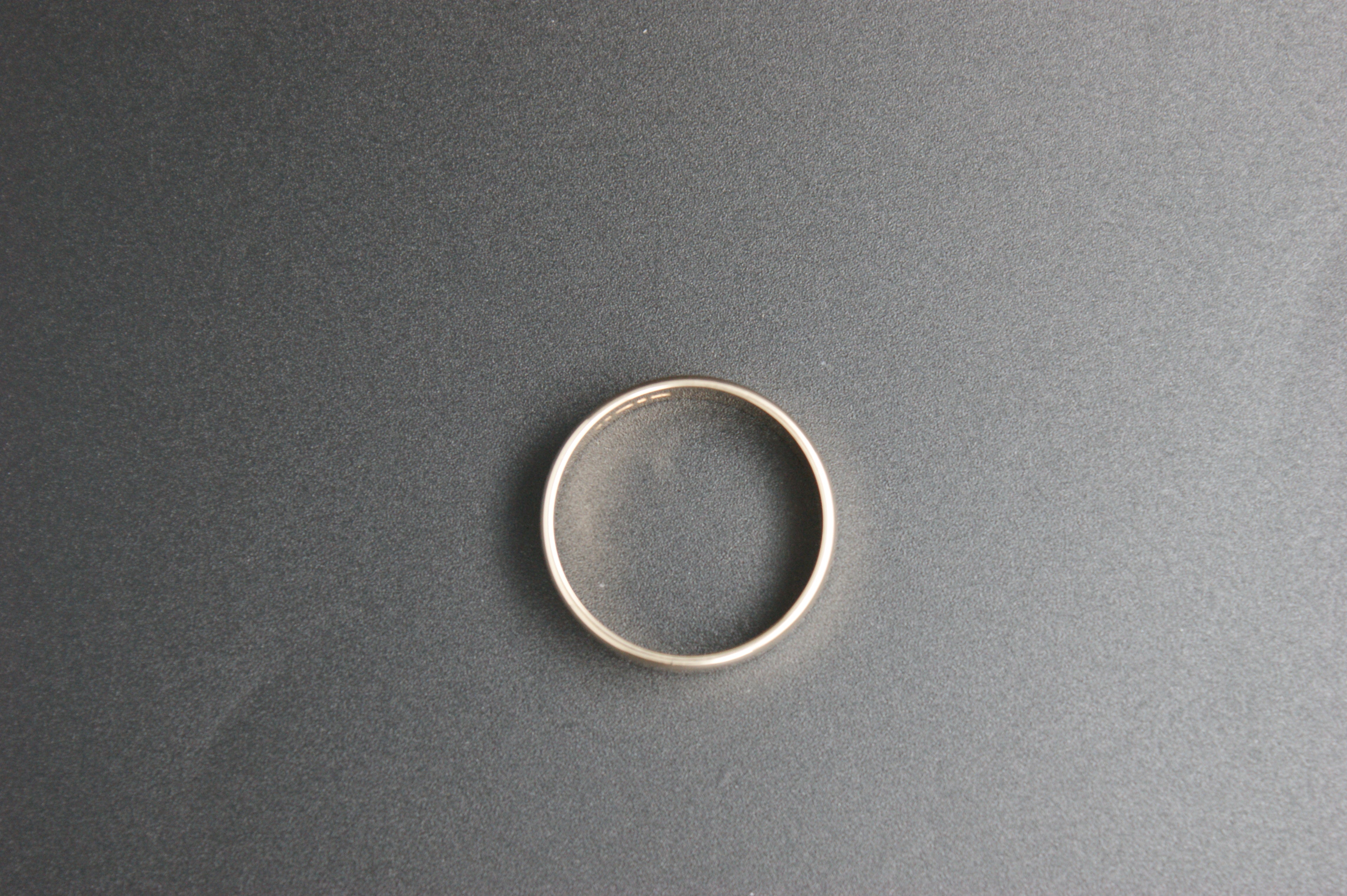 0117- 9ct plain wedding band.