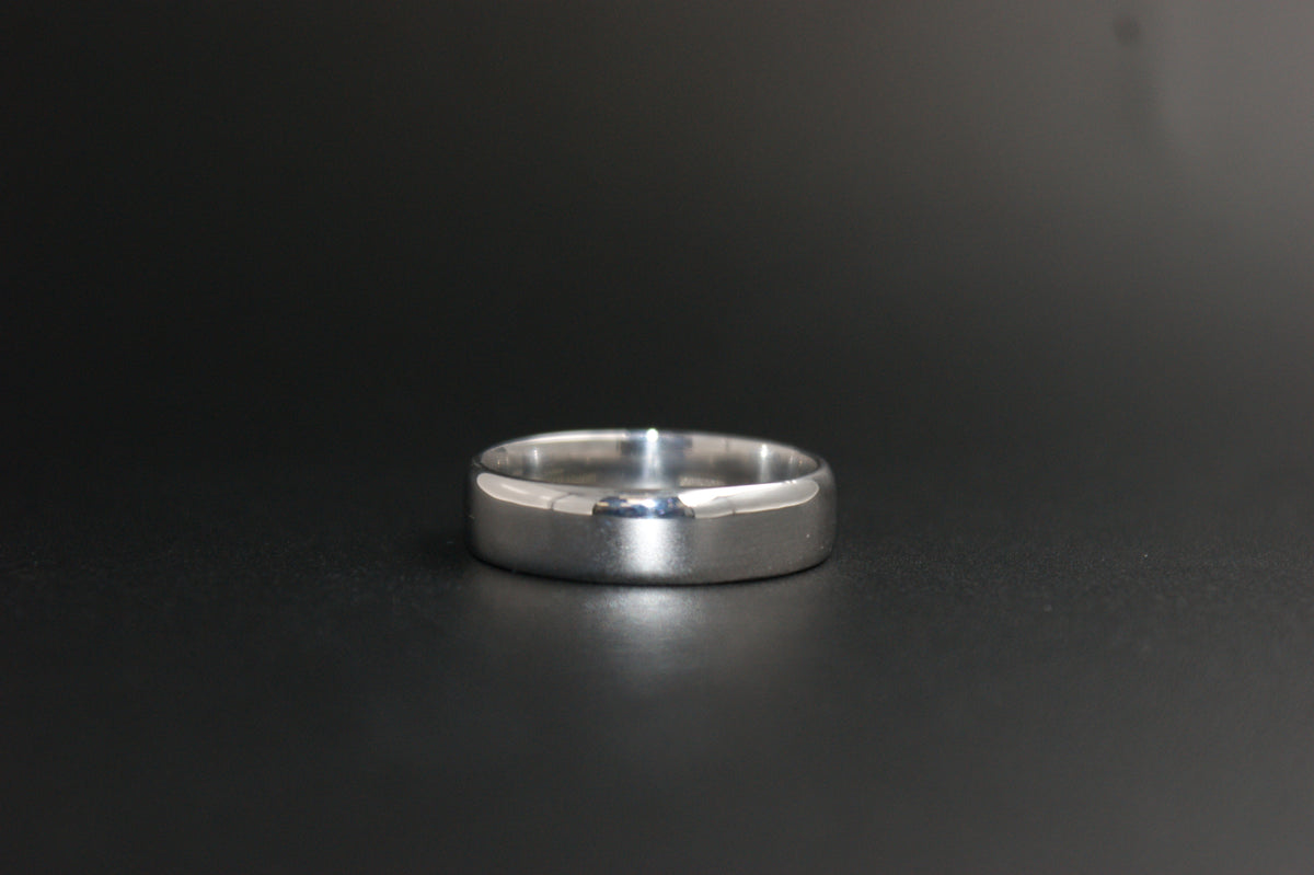 0120- 9ct white wedding band.
