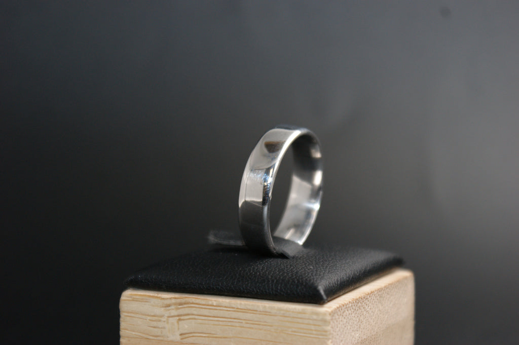 0120- 9ct white wedding band.