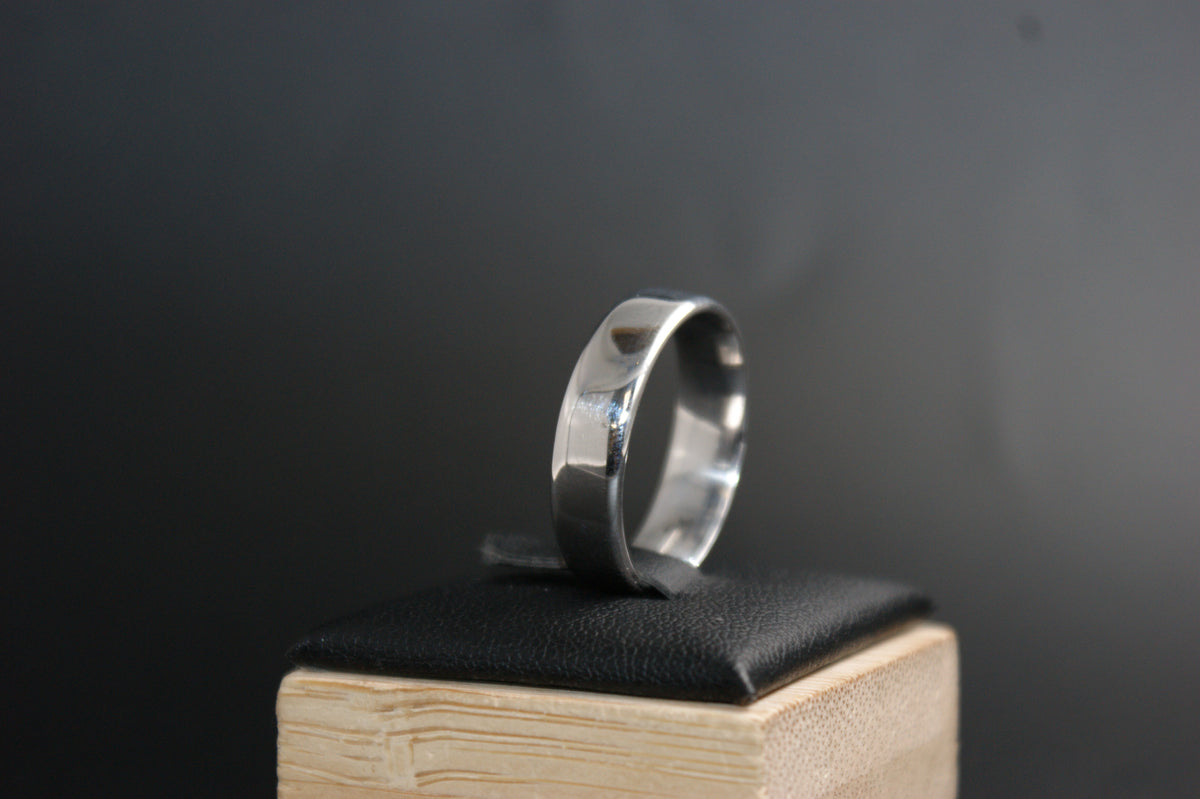 0120- 9ct white wedding band.