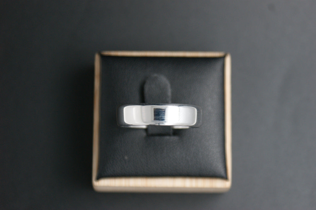 0120- 9ct white wedding band.