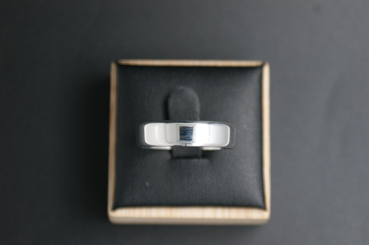 0120- 9ct white wedding band.