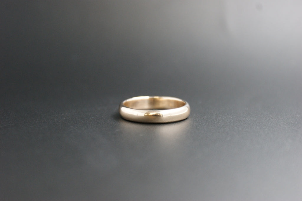 0121- 14ct wedding band.