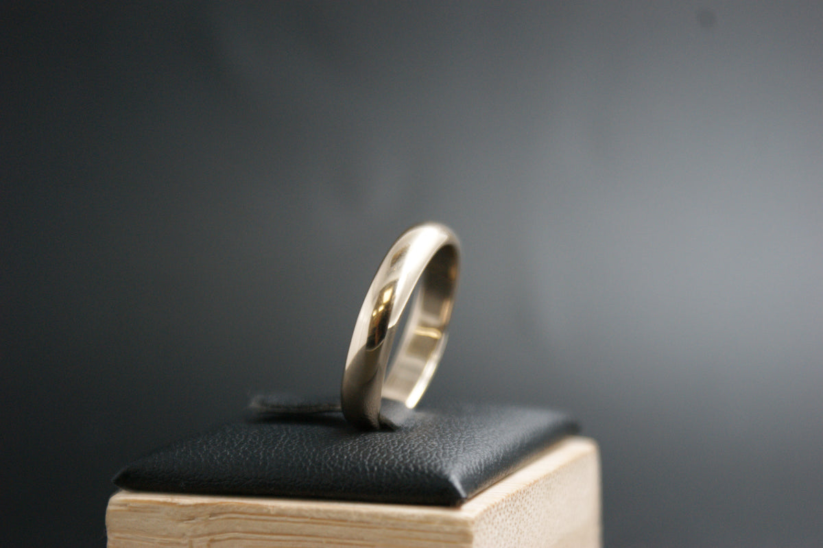 0121- 14ct wedding band.
