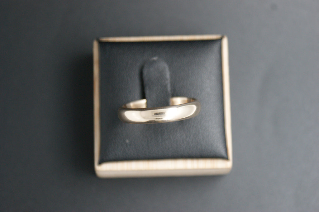 0121- 14ct wedding band.
