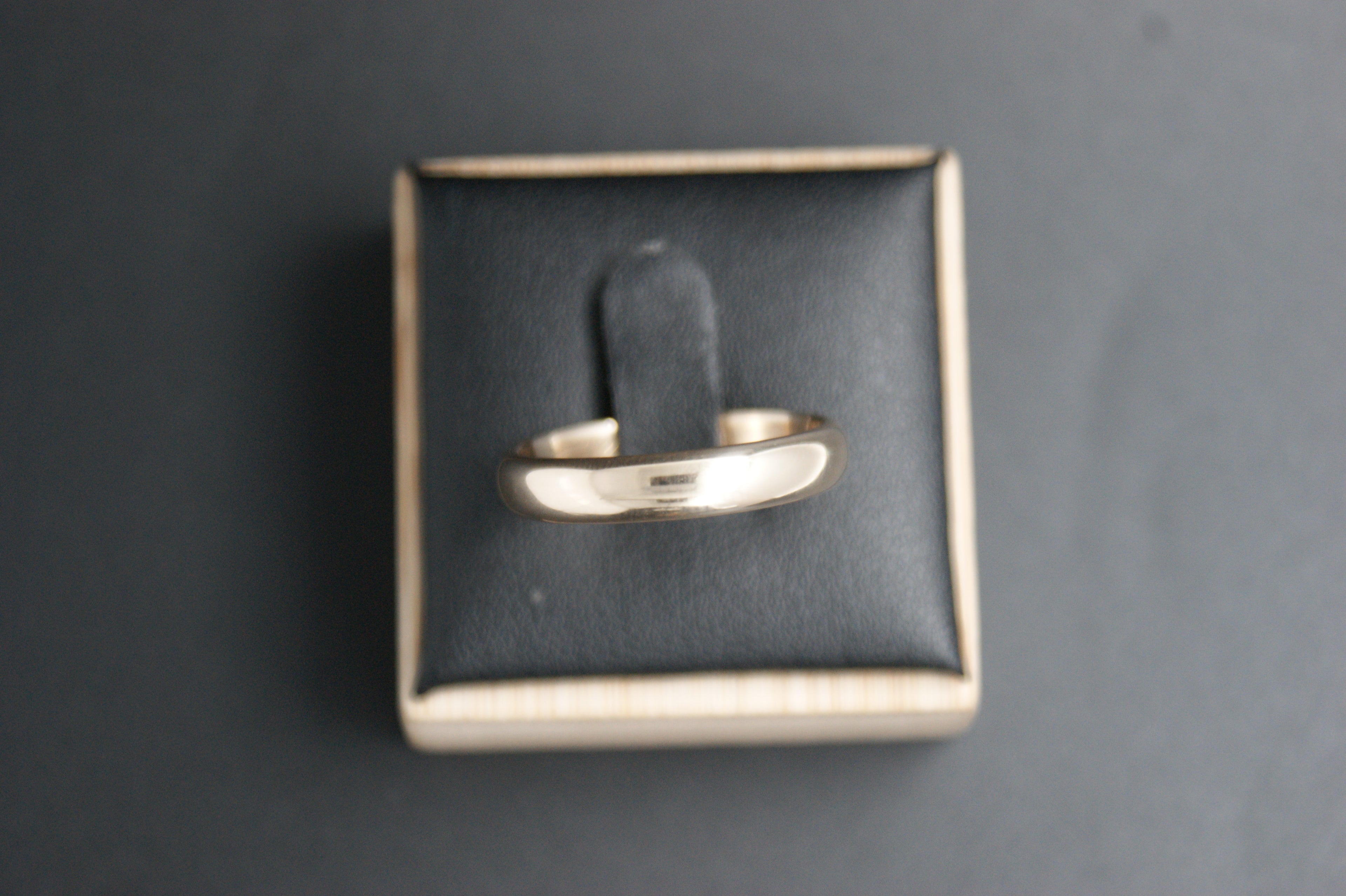0121- 14ct wedding band.