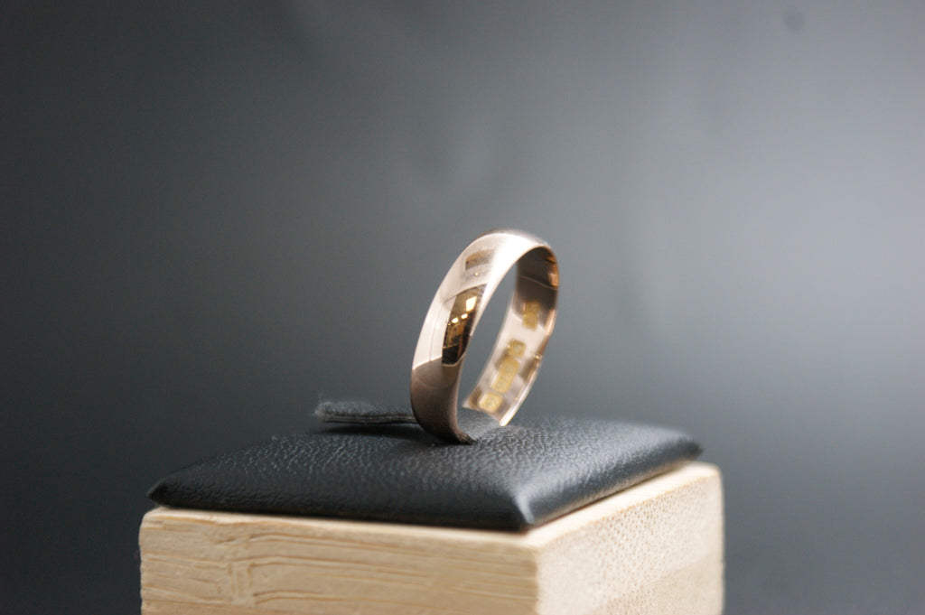 0122- 9ct Rose wedding band.