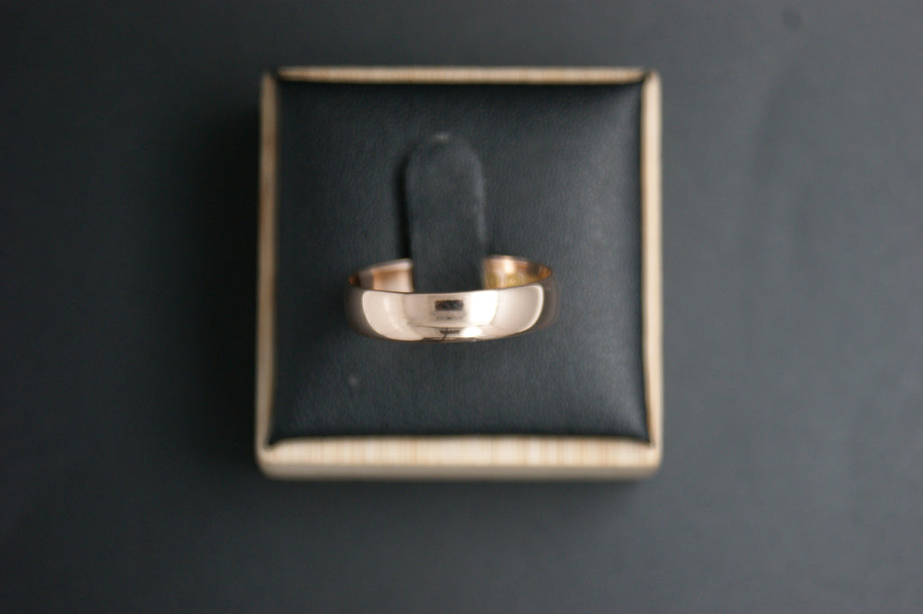 0122- 9ct Rose wedding band.