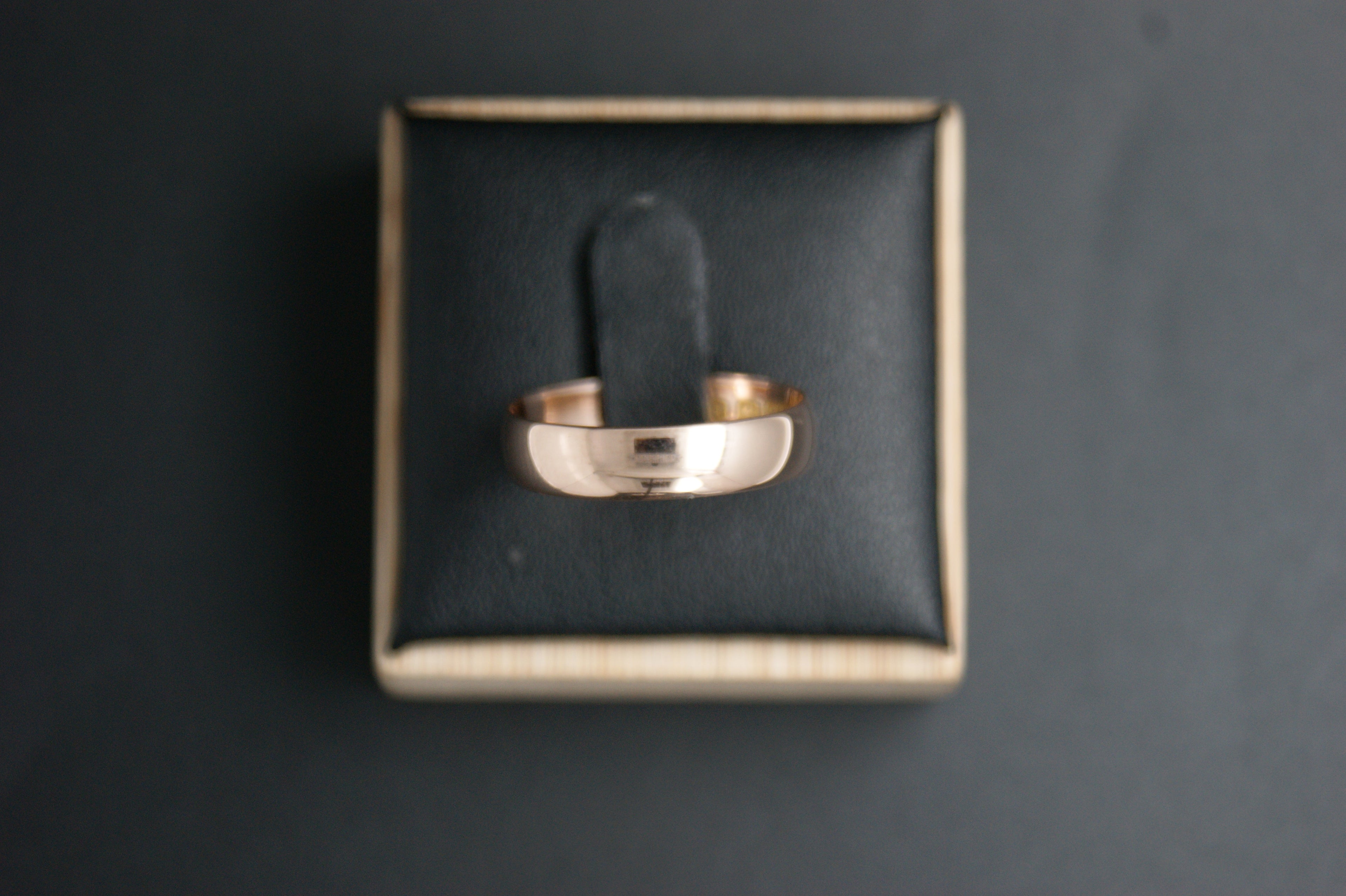 0122- 9ct Rose wedding band.