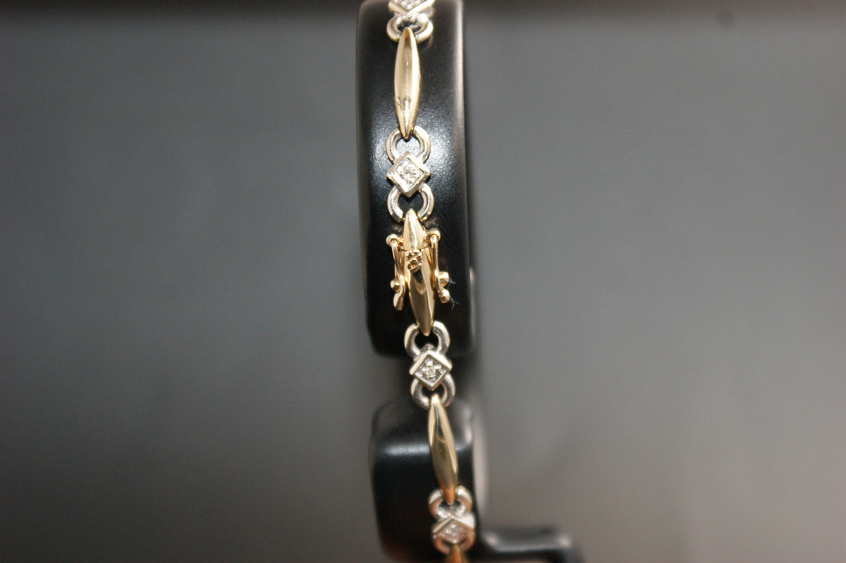 0141- 9ct Two -Tone Gold Diamond Oval Link Bracelet (7'')