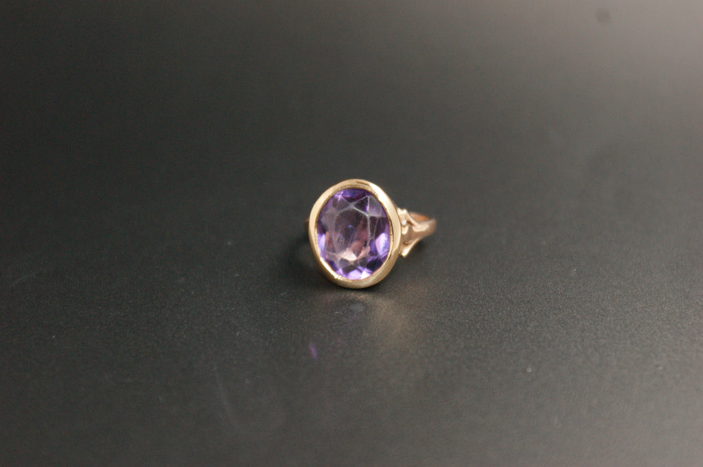 0143- 14ct Gold Oval Amethyst Solitaire Ring