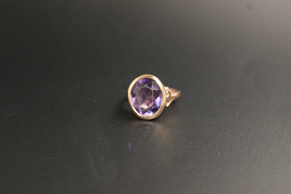 0143- 14ct Gold Oval Amethyst Solitaire Ring