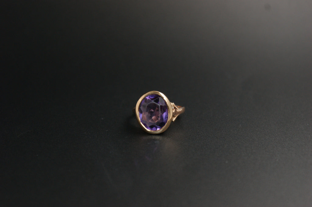0143- 14ct Gold Oval Amethyst Solitaire Ring