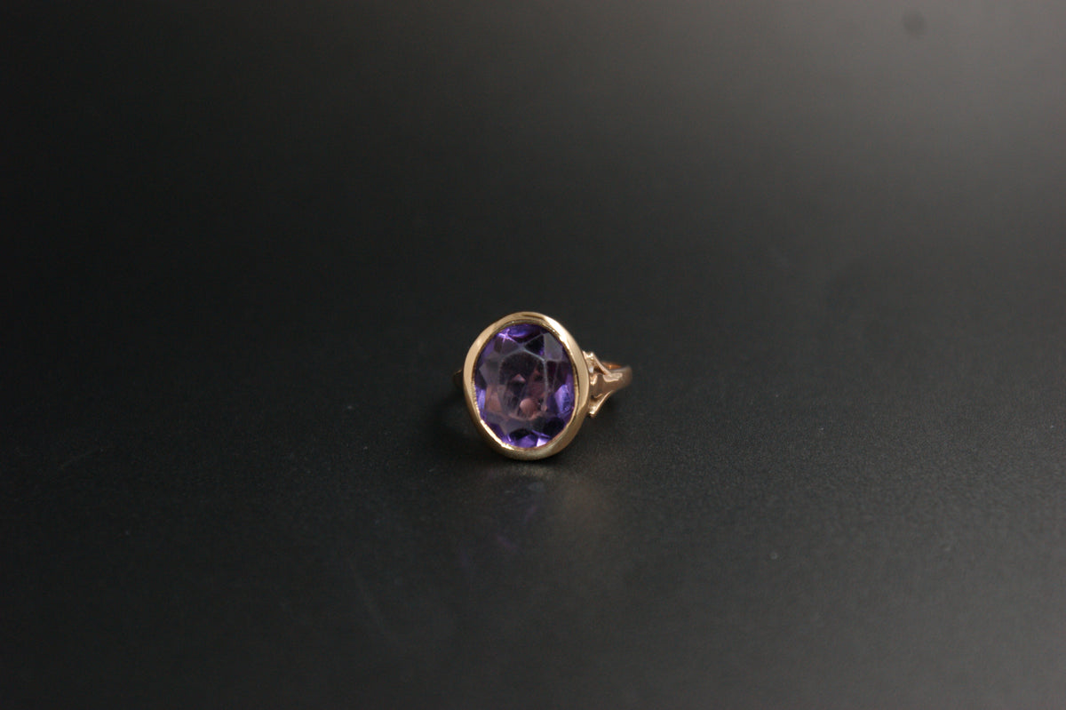0143- 14ct Gold Oval Amethyst Solitaire Ring