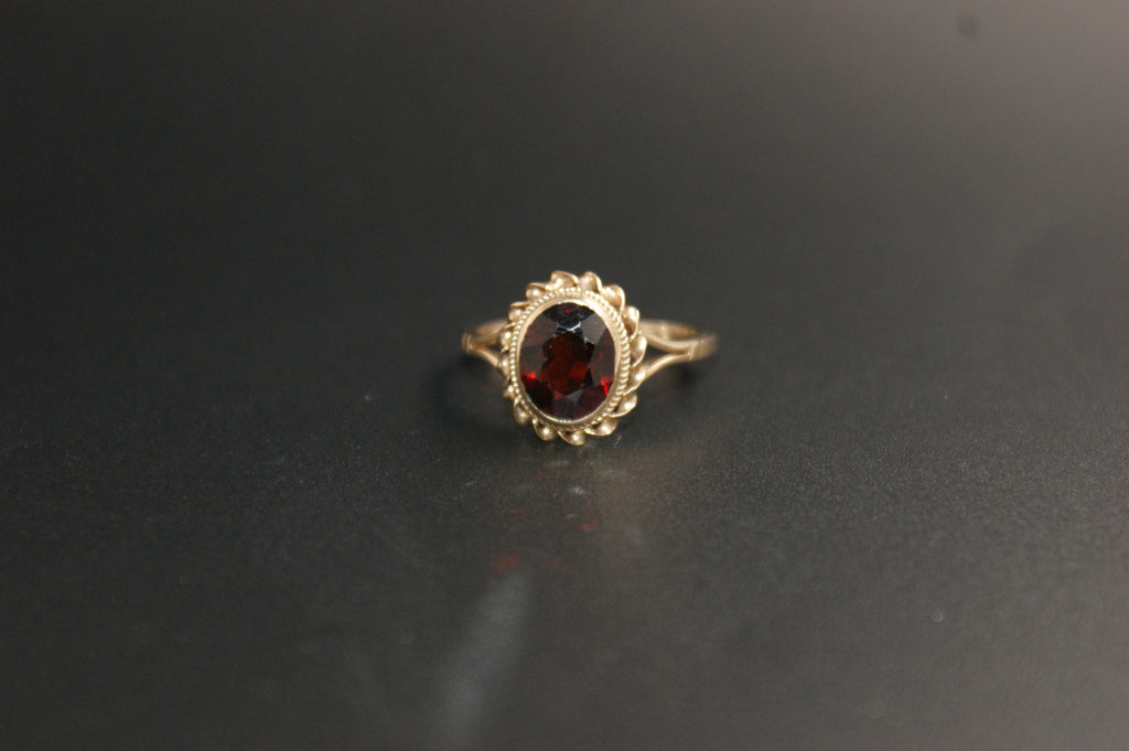 0148- 9ct Gold Oval Garnet Solitaire Ring