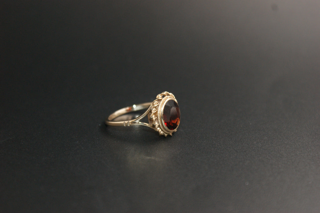 0148- 9ct Gold Oval Garnet Solitaire Ring