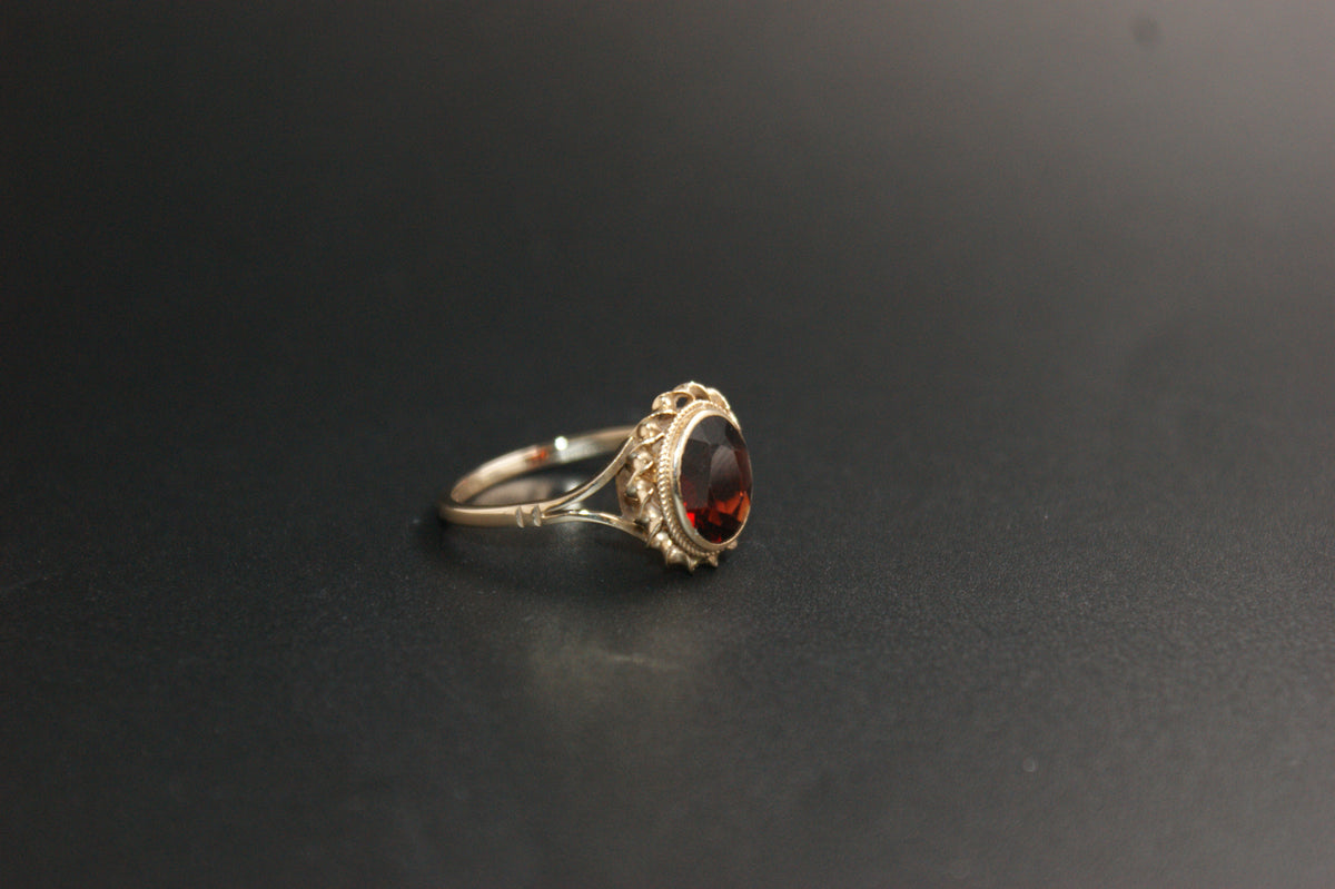 0148- 9ct Gold Oval Garnet Solitaire Ring