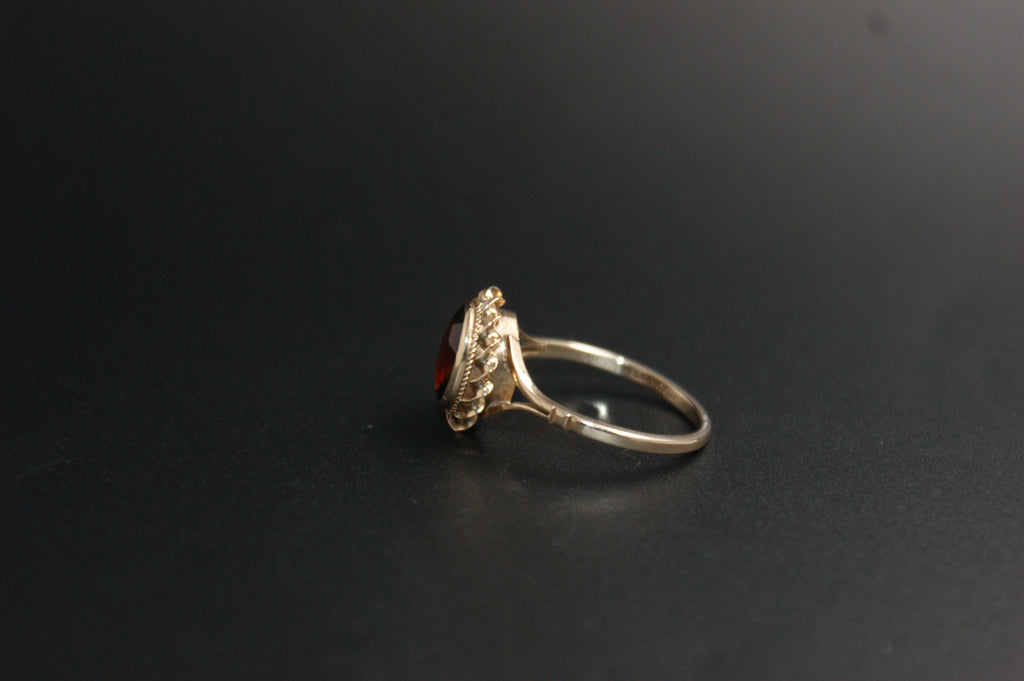 0148- 9ct Gold Oval Garnet Solitaire Ring
